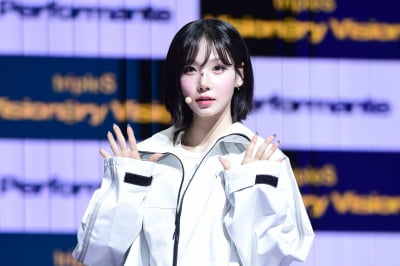 [포토] 트리플에스 VV 김나경, '깜찍한 손인사~'