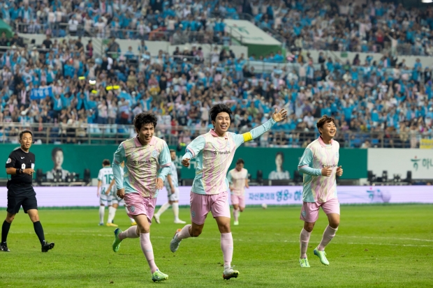 하나은행, 임영웅과 함께한 자선축구대회