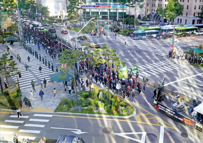 지난 2일 민주노총 건설노조원들이 서울 을지로 일대 차로를 점거한 채 행진하고 있다. 이날 집회로 대중교통을 이용하지 못해 시민들은 한동안 발이 묶였다. 도심 집회를 허용하는 관대한 문화와 길어진 시위 동선으로 시민 불편이 커지고 있다는 지적이 나온다.  연합뉴스 