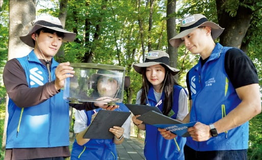 생물다양성 보호를 목표로 지난 8월 출범한 SC제일은행의 ‘환경제일탐사대’가 생물을 탐사하고 있다. /SC제일은행 제공
 