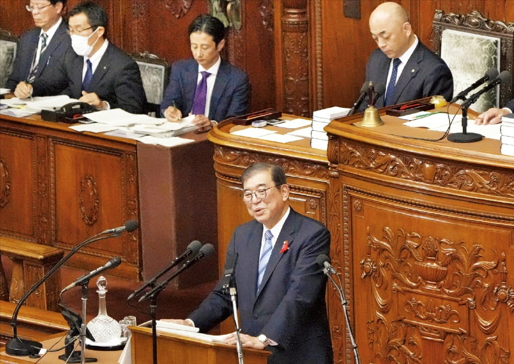 이시바 시게루 일본 총리가 4일 도쿄 의회의사당에서 열린 중의원 본회의에서 취임 후 첫 소신 표명 연설을 했다. 이시바 총리는 이날 “한·일이 긴밀히 협력해 나가는 것은 양측 이익에 매우 중요하다”며 양국 간 협력을 강화하겠다는 뜻을 밝혔다.  AP연합뉴스 