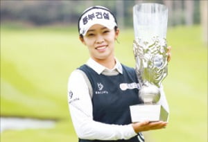 김수지가 6일 한국여자프로골프(KLPGA) 투어 하이트진로 챔피언십 우승 트로피를 들고 환하게 웃고 있다. /KLPGA 제공 