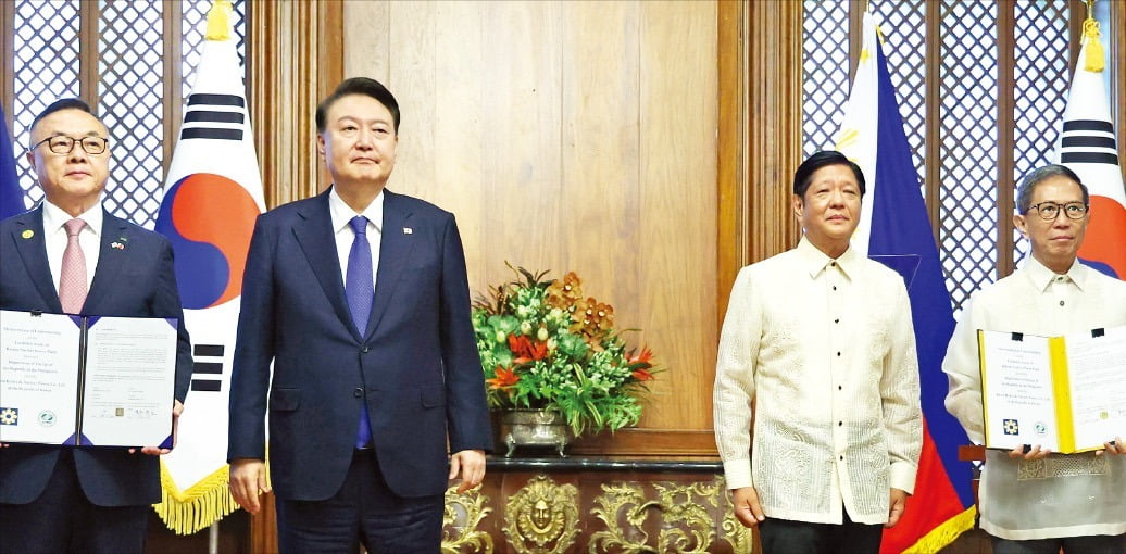 < 한·필리핀, 수교 75년 ‘전략적 동반자 관계’ 격상 > 윤석열 대통령은 7일 필리핀 마닐라 말라카냥 대통령궁에서 열린 한·필리핀 정상회담에서 바탄 원전 가동 재개 타당성 조사 협력에 관한 양해각서(MOU)를 체결했다. 왼쪽부터 황주호 한국수력원자력 사장, 윤 대통령, 페르디난드 마르코스 필리핀 대통령, 라파엘 로틸리야 필리핀 에너지부 장관. /연합뉴스 