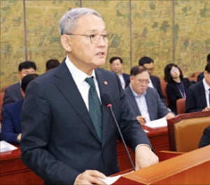 유인촌 문화체육관광부 장관이 7일 문체부 국정감사에서 인사말을 하고 있다.  강은구 기자 