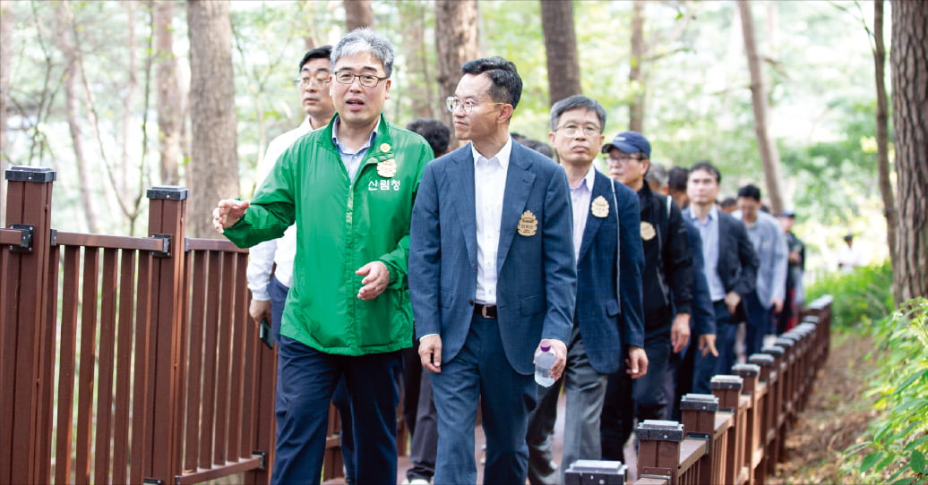 지난달 27일 동서 카지노 슬롯 머신 서쪽 첫 구간 개통을 기념해 충남 태안군 안면도에서 열린 안면도 숲길 걷기 행사에 임상섭 산림청장(앞줄 왼쪽) 등이 개통한 서쪽 구간을 걷고 있다.  산림청 제공 