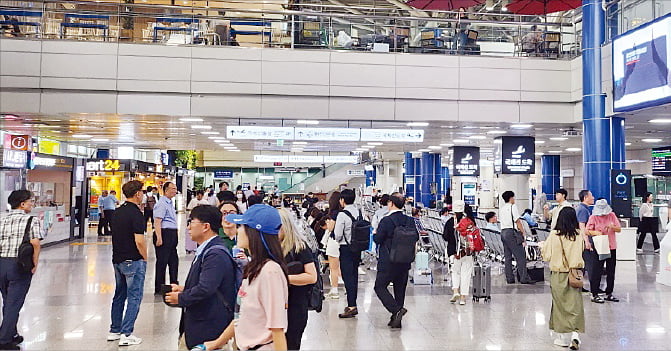 지난달 26일 청주공항 국제선 터미널이 여객들로 붐비고 있다.  한국공항공사 제공 