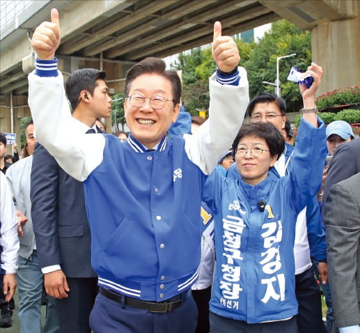 이재명 더불어민주당 대표(사진 왼쪽)는 이날 금정구 장전역 일대에서 김경지 금정구청장 후보와 함께 엄지를 들고 지지를 호소했다.   뉴스1 