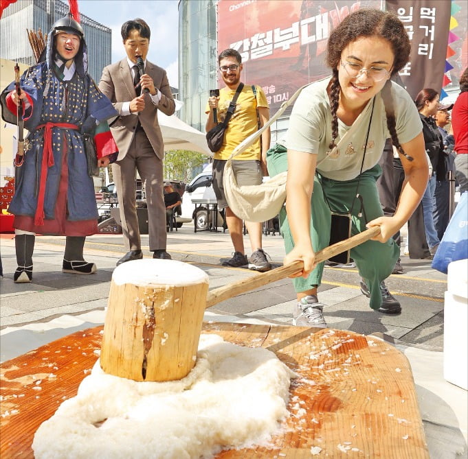 [포토] 떡메 치는 외국인 관광객 