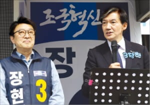 조국 조국혁신당 대표가 지난 13일 전남 영광군청 앞에서 장현 영광군수 후보에 대한 지원 유세를 하고 있다.   뉴스1 