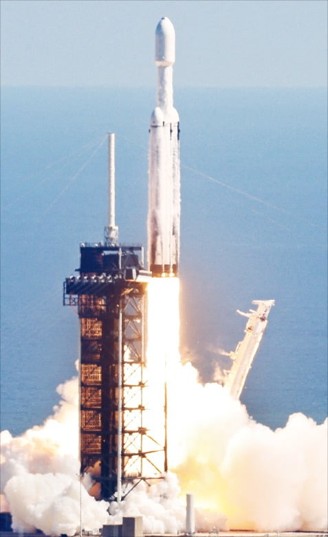 14일(현지시간) 미국 플로리다주 케네디 우주센터에서 미 항공우주국(NASA)의 무인 탐사선 ‘유로파 클리퍼’가 스페이스X의 팰컨 헤비 로켓에 실려 발사됐다.   로이터연합뉴스 