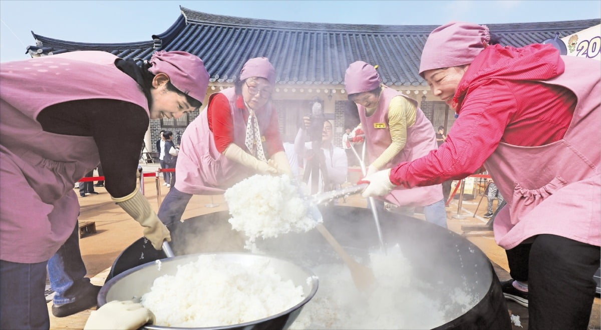 [포토] 이천쌀 문화축제…“갓 지은 가마솥밥 드세요”