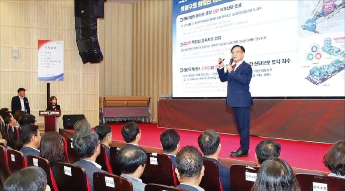 홍남표 창원시장이 창원 방위·원자력 융합 국가산단에 대해 설명하고 있다.  /창원시 제공
 