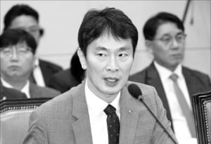 野 "관치 금리가 코리아 디스카운트"…이복현 "가계부채 꺾기 위해 나선 것"