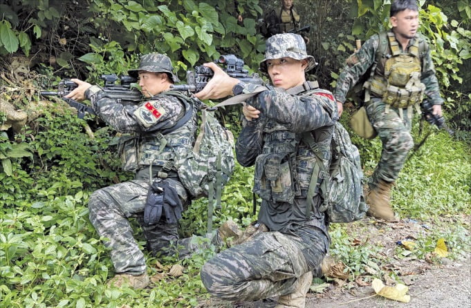 해병대는 지난 14일부터 오는 25일까지 필리핀 일대에서 연합훈련인 ‘카만닥 훈련’에 참가한다. 사진은 한국 미국 필리핀 해병대 장병들이 필리핀 일대에서 연합수색훈련을 하고 있는 모습.  해병대사령부 제공 