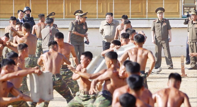 김정은 북한 국무위원장이 지난달 11일 파병에 앞서 특수전 부대의 훈련을 참관하고 있다. 국가정보원/우크라이나군 소속 전략소통·정보보안센터(SPRAVDI) 제공 