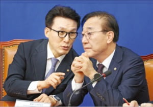 더불어민주당 김민석 최고위원(왼쪽)과 김윤덕 사무총장이 국회에서 열린 ‘집권플랜본부 제1차 회의’에서 얘기하고 있다.  연합뉴스 