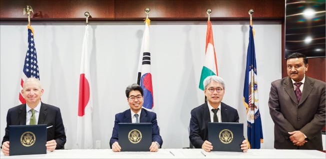 스콧 네이선 미국 국제개발금융공사(DFC) 대표(왼쪽부터)와 노부미쓰 하야시 일본 국제협력은행(JBIC) 대표, 윤희성 한국수출입은행장이 미국 워싱턴DC DFC 본사에서 ‘인도 디지털 인프라 협력을 위한 한·미·일 공동 이니셔티브’에 서명했다.  수출입은행 제공 