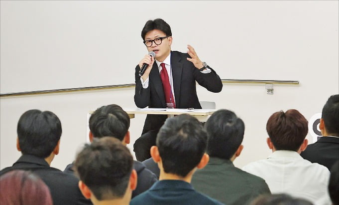 한동훈 국민의힘 대표가 27일 서울 성동구의 한 공유오피스에서 열린 행사에서 20·30대 청년들의 질문에 답하고 있다.  연합뉴스 