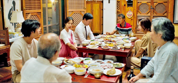 영화 ‘장손’에서 제삿밥을 먹고 있는 장면. /에디스토리 제공 