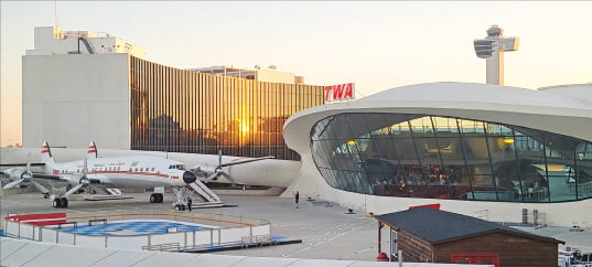 활주로뷰 수영장…문 열면 공항 터미널 1960년대로 체크인