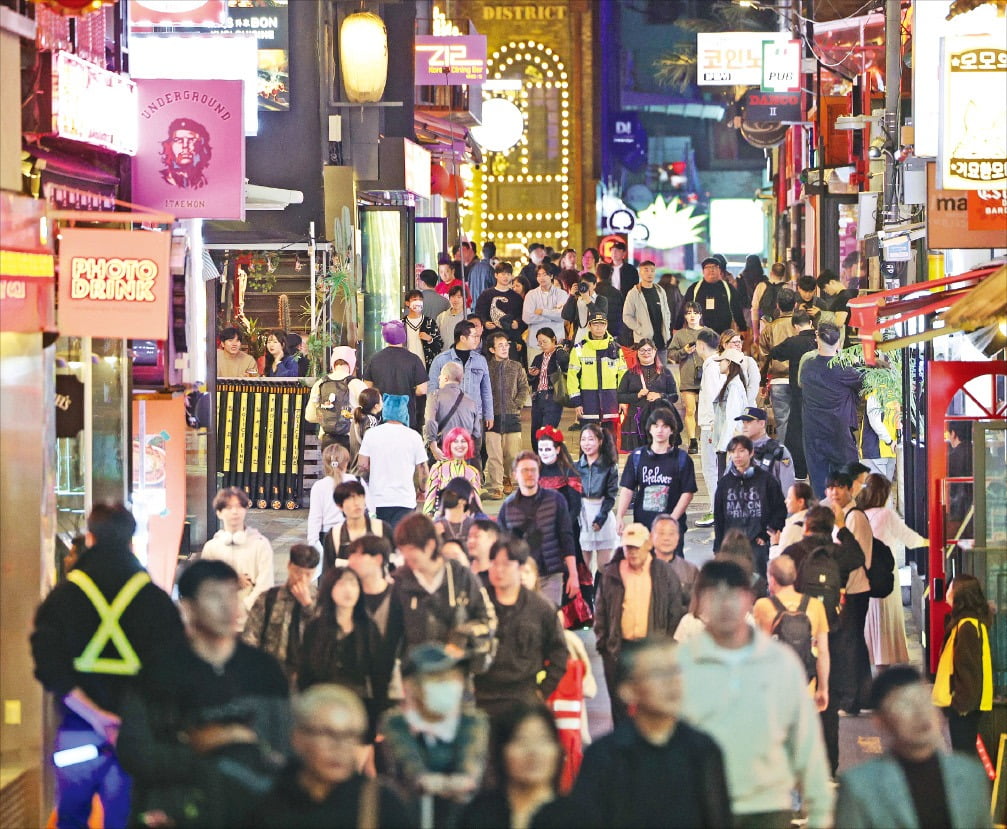 [포토]“안전한 핼러윈”…이태원에 뜬 경찰들