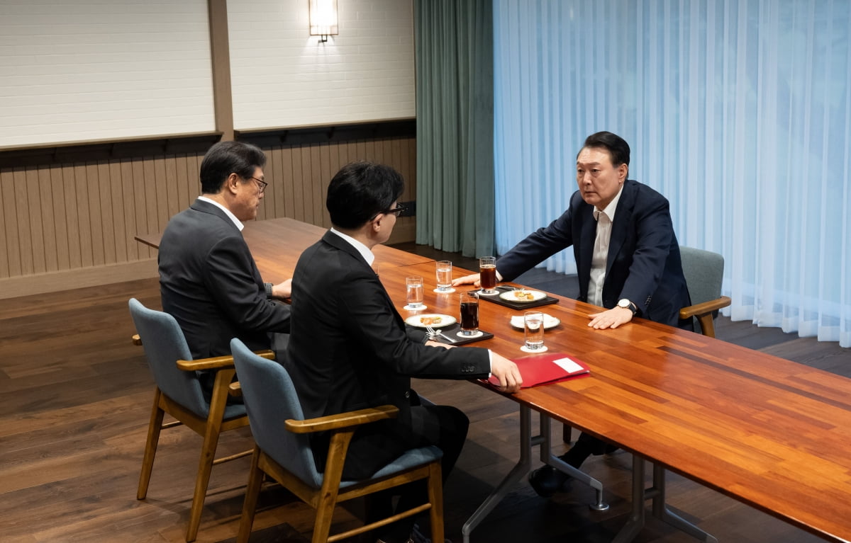 윤석열 대통령이 21일 서울 용산 카지노 잭팟 파인그라스에서 한동훈 국민의힘 대표와 면담을 하고 있다./사진=카지노 잭팟 제공