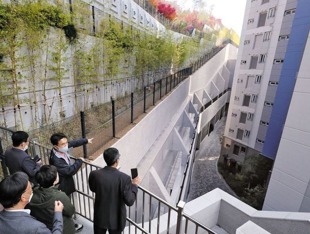 국민의힘 의원들이 2021년 11월 2일 경기도 성남 분당구 백현동의 이른바 '옹벽 아파트'를 찾아 현장을 둘러보고 있다. 사진=연합뉴스