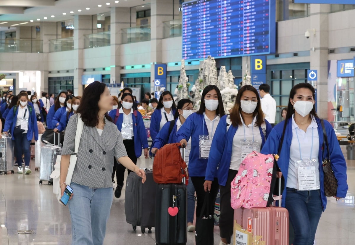 외국인 가사관리사 시범사업에 참여할 필리핀 노동자들이 6일 인천국제공항을 통해 입국하고 있다. (연합뉴스)