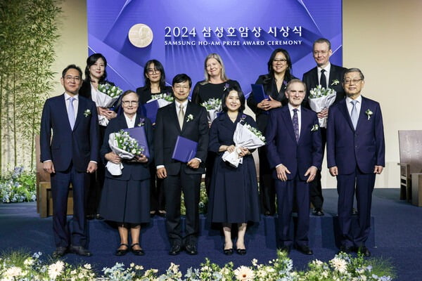 삼성호암상 수상자들과 행사 참석자들이 5월31일 서울신라호텔 다이너스티홀에서 열린 '2024 삼성호암상 시상식'에서 기념 촬영을 하고 있다. (앞줄 왼쪽부터) 이재용 삼성전자 회장, 사회봉사상 제라딘 라이언 아일랜드 성골롬반외방선교수녀회 수녀, 의학상 피터 박 하버드의대 교수 부부, 랜디 셰크먼 UC버클리 교수, 김황식 호암재단 이사장. (뒷줄 왼쪽부터) 공학상 이수인 워싱턴대 교수, 예술상 한강 소설가, 과학상 물리·수학부문 킴벌리 브릭먼 미국 국립표준기술연구소 연구원(고 남세우 미 국립표준기술연구소 연구원 대리 수상, 배우자), 과학상 화학·생명과학부문 혜란 다윈 뉴욕대 교수 부부. 사진=호암재단 제공