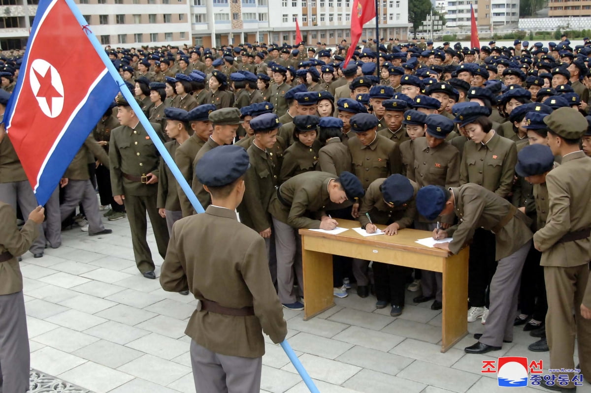  사진=연합뉴스 제공. 북한 전역,무인기 논란속 140여만명 인민군대 탄원