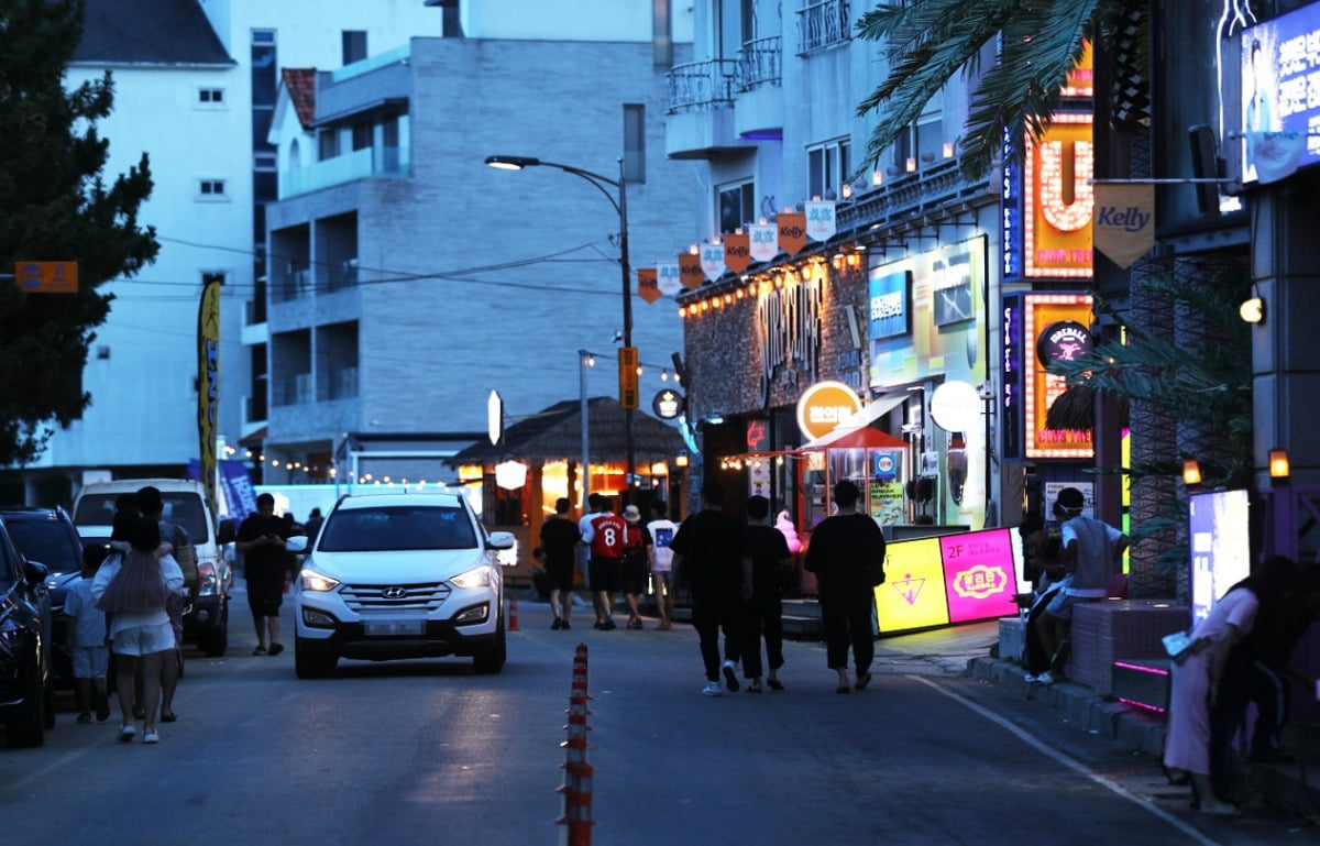 강원도 양양군 현남면 인구해변 주변 상가. 사진=연합뉴스