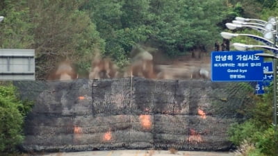 [속보] 북한, 헌법에 대한민국 철저한 '적대국가'…도로 폭파 보도