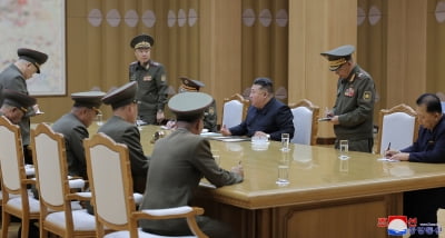“한국은 적국” 김정은, 주권침해시 물리력 사용할 것 위협