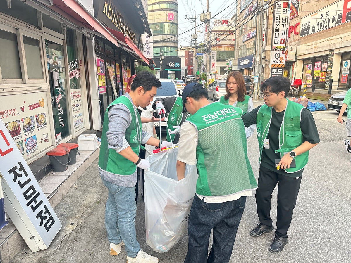 전남대학교 ‘사제동행’ 플로깅 활동사진=전남대학교 제공