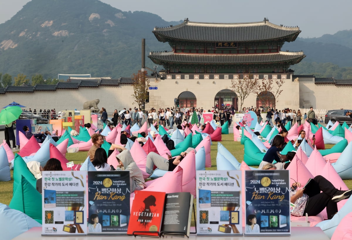 11일 서울 종로구 광화문광장 책마당에 노벨문학상을 수상한 한강의 소설책이 놓여 있다. 사진=한국경제신문 최혁 기자