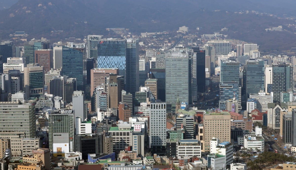 서울 남산에서 바라본 기업체 건물들. 사진=한국경제신문