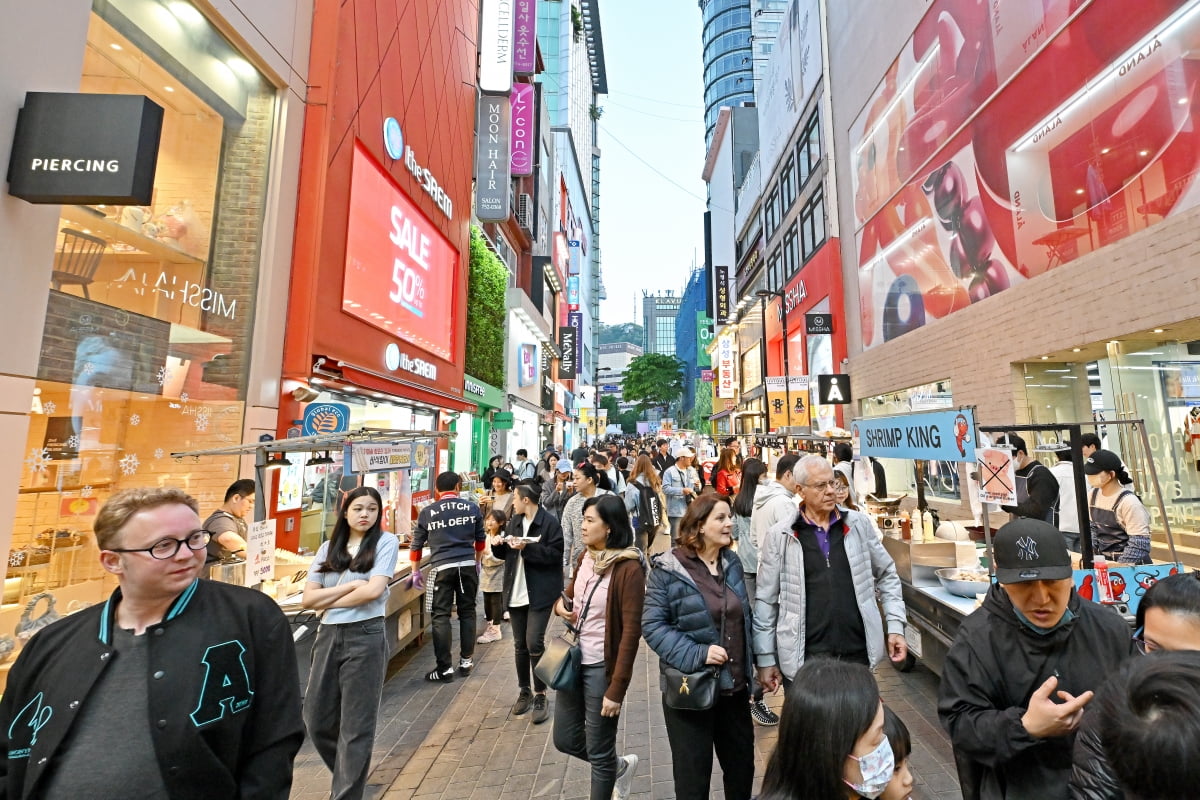 명동 거리가 외국인 관광객으로 붐비고 있다./서범세 기자