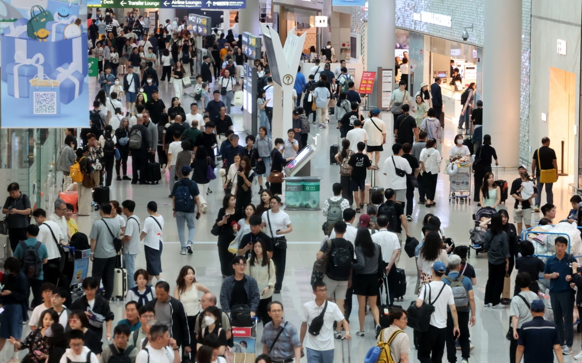 사진=인천국제공항 제1여객터미널 출국장이 여행객으로 붐비고 있다. 최혁 기자