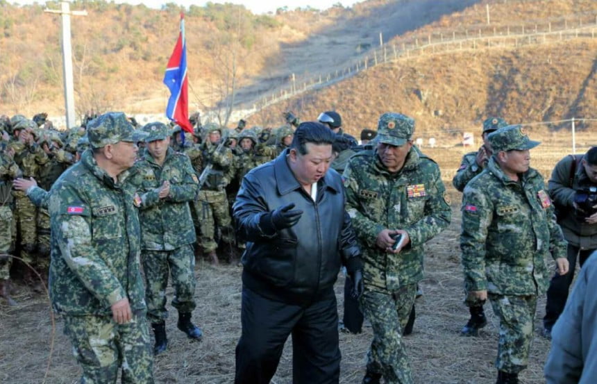 지난 3월 7일 김정은의 서부지구 훈련기지 시찰 때 바로 옆에서 수첩을 쥐고 지시를 받는 김영복 총참모부 부총참모장. /노동신문뉴스1