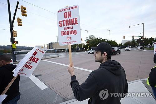 美보잉 노사, 임금 4년간 35% 인상안 잠정타결…파업 종결 수순