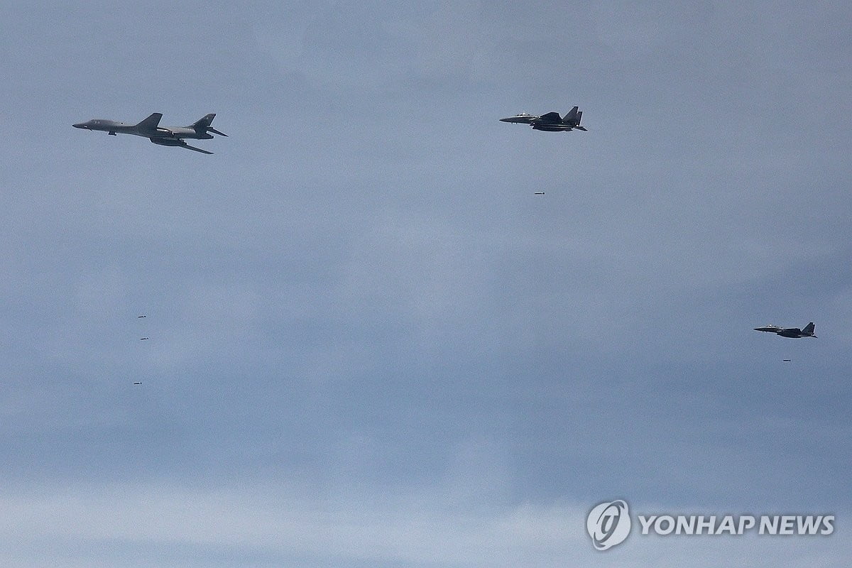 국군의날 B-1B 출현에 北 "행동 취할 것"