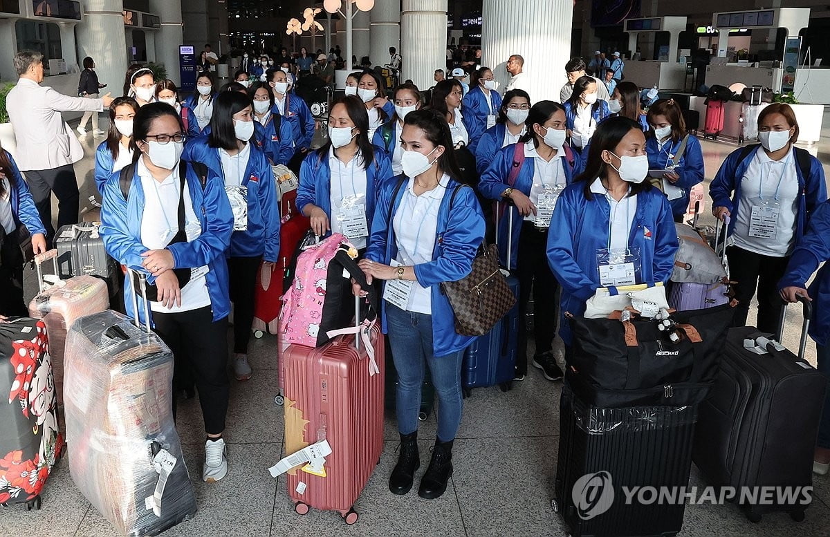 필리핀 가사관리사 '통금' 없애고 월·주급 선택