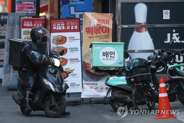 한발 물러선 배민…"매출따라 수수료 순차 인하"