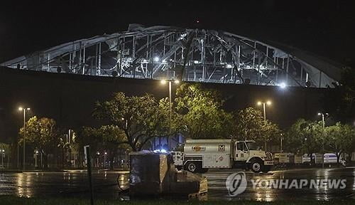 '괴물' 허리케인 상륙...MLB 홈구장 지붕 날아가