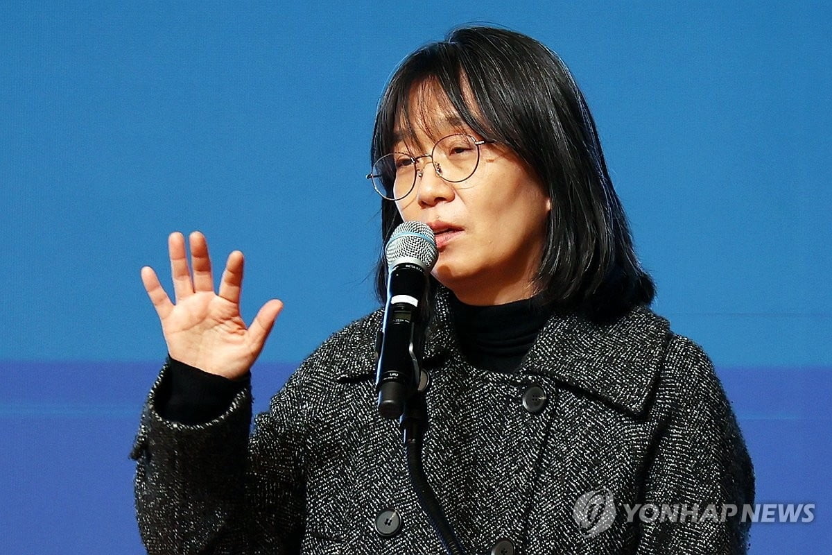 "어떤 책부터 읽을까?"…노벨상 한강의 답변