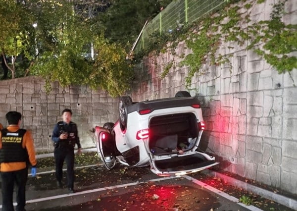 경찰청 주차장서 뒤집힌 차량…알고보니 음주운전