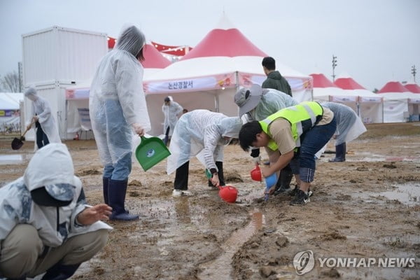 "바가지 챙겨 집합"…새벽 불려온 공무원들 뿔났다