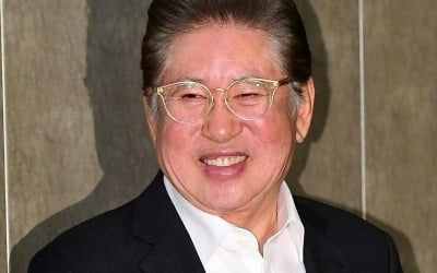 Veteran Actor Kim Yong-gun Prepares Portrait for Future Memorial