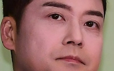 Jeon Hyun-moo was caught in a romantic relationship