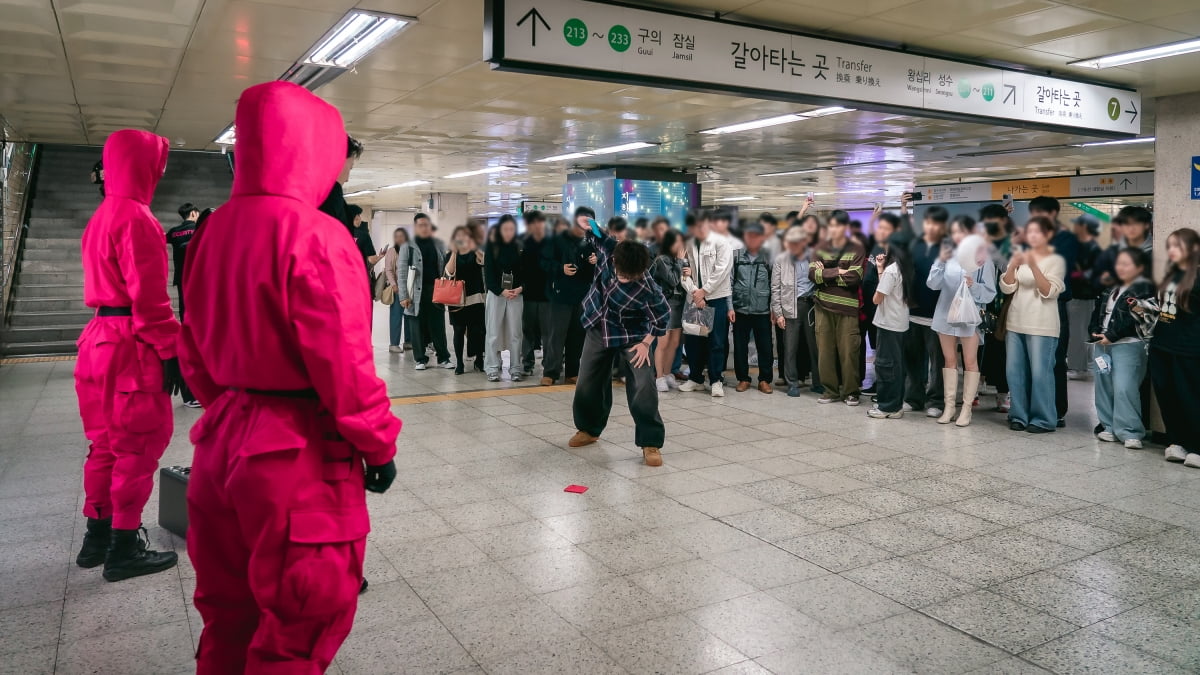 '오겜2' 이정재, 공유에게 또 당하나…길거리서 '딱지치기' 심취